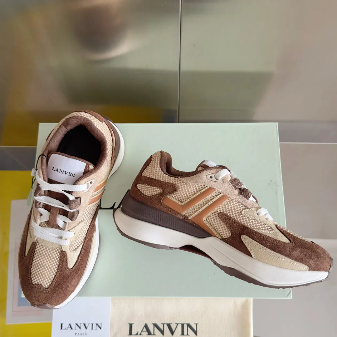 Top version: Couple model 290 Lanvin Lanvin's latest Jla series Couple model Mesh Thick sole Casual sports shoes Running shoes Original purchase, development and production This men's and women's sports shoes are light and comfortable, and the mesh design makes the uppers lighter. They are not afraid of stuffy feet, and the shoes look fashionable when paired with skirts and trousers. The upper is decorated with LANVIN's classic •J logo. The curved lines pay tribute to the circular element of the LANVIN logo, showing the brand's ingenuity. This shoe combines sports, fashion and craftsmanship. The delivery counter has exquisite packaging 🛍📦 ▪️ Fabric: Original customized mesh + cowhide ▪️ Lining: Original imported breathable mesh ▪️ Sole: Exclusive molded foam + TPU material ▪️ Bottom thickness: 4CM ▪️ Size: Women's 35-41 / Men's 39-45